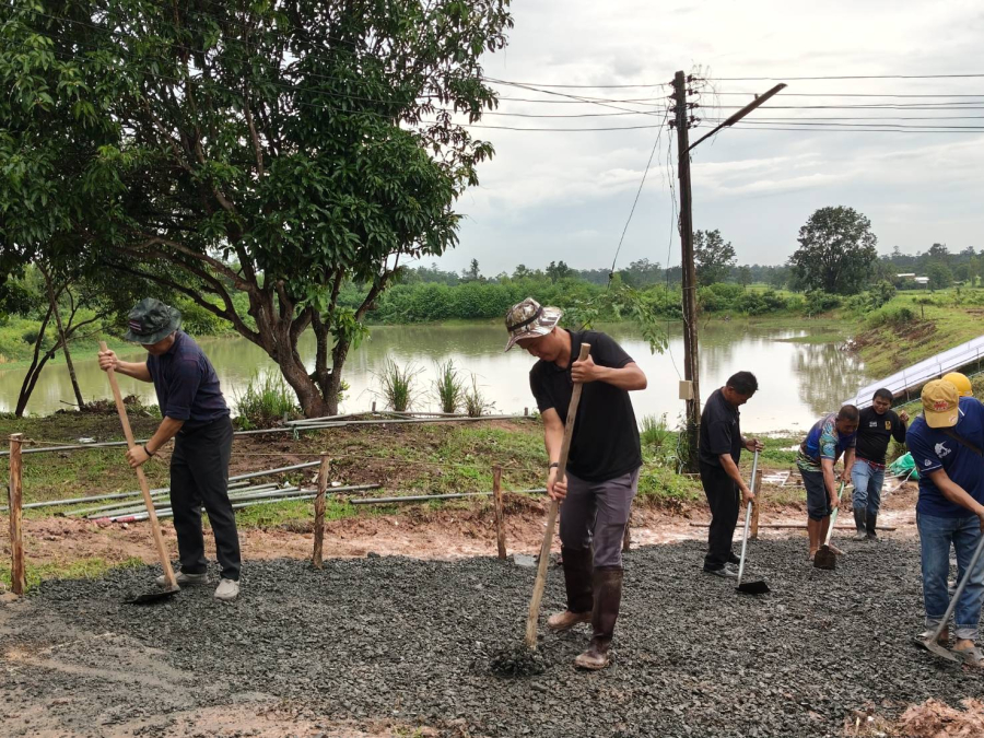 เทศบาลตำบลกุดประทาย ร่วมกับ ผู้นำชุมชนและประชาชนเตรียมสถานที่จัดงานโครงการเฉลิมพระเกียรติสมเด็จพระนางเจ้าสิริกิติ์ พระบรมราชินีนาถ พระบรมราชชนนีพันปีหลวง ประจำปี ๒๕๖๙